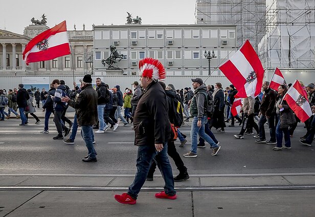 Žinios. Europos šalyse įsigaliojantys nauji ribojimai pasitikti nepritariančiųjų protestais
