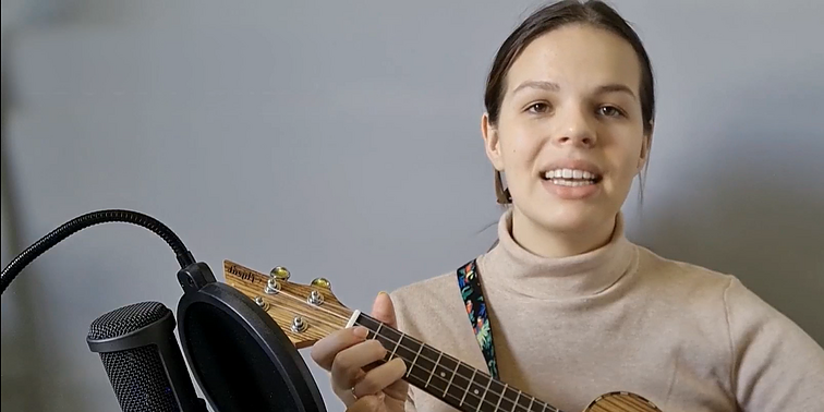 Kai kūrybinių minčių nestinga: nuo dainų poilsio ieškanti muzikos mokytoja laisvalaikiu kuria kilimus