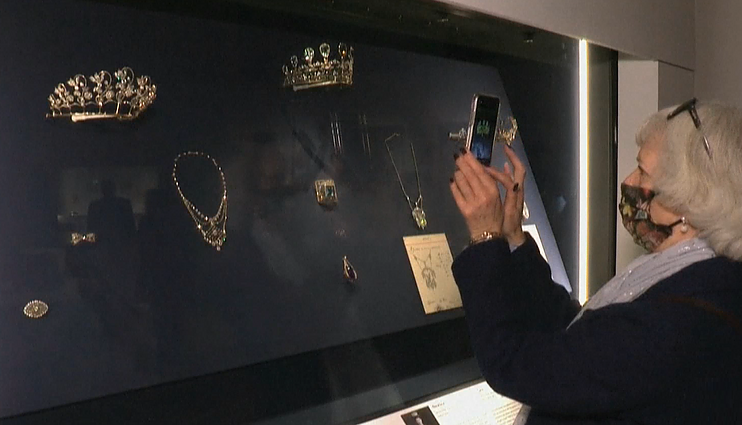 Tiaros, lėkštės, sidabrinės figūrėlės ir velykiniais kiaušiniai – retų Faberge darbų paroda Londone