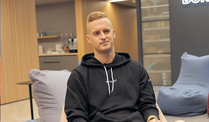 Rubrikoje “Sveiki sugrįžę” - Anglijoje, Škotijoje, SingapūrE, NiujOrke ir Šveicarijoje gyvenęs Laurynas ten uždirbdavo daugiau, tačiau daug laimingesnis jaučiasi Lietuvoje.