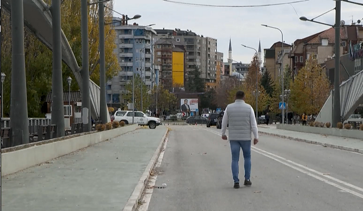 Kosovas savo žemėse Mitrovicoje valdžios beveik neturi: čia nuo albanų atsiskyrę serbai gyvena Belgrado taisyklėmis