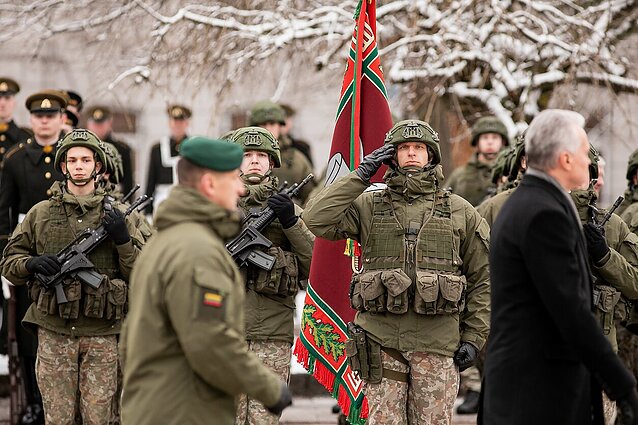 Kariuomenės dienos minėjimo eisenoje dalyvavęs Nausėda: šalies gynyba negali būti tik kariuomenės rūpestis