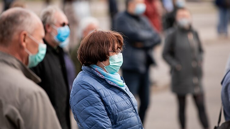 Žinios. Epidemiologė Ašoklienė teigia – tikėtina, jog sergamumas COVID-19 Lietuvoje ir toliau lėtai mažės