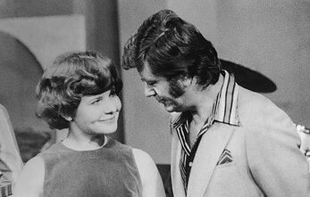 Diktorė Valda Montvilaitė-Skubėjienė ir dainininkas Janušas Koošas per TV koncerto „Estrados žvaigždės“ filmavimą