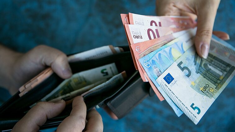 Auga darbo pajamų atotrūkis: daugiausiai Lietuvoje uždirba neringiškiai