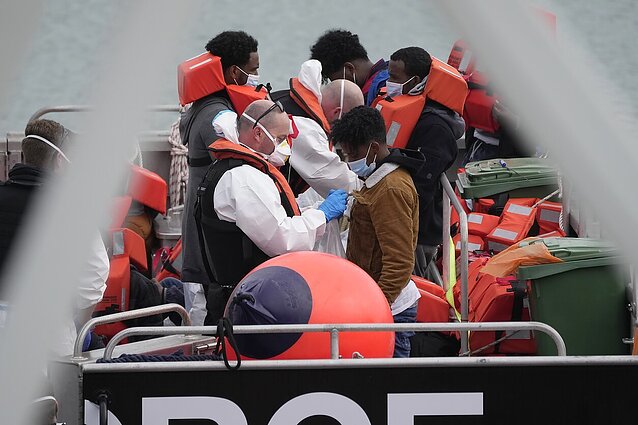 Londonas ir Paryžius badosi pirštais: nesutariama, kas kaltas dėl migrantų tragedijos Lamanšo sąsiauryje