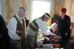 Vandą Valiūtę 90-mečio proga sveikina Irkutsko  Lietuvių nacionalinio kultūros centro „Švyturys“ pirmininkė Julija Kudirkaitė