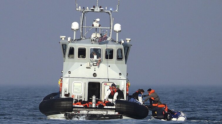 Svarbi valanda. Tragedija Lamanšo sąsiauryje kursto politinius nesutarimus: JK apkaltino Prancūziją, kad ši nestabdo migrantų