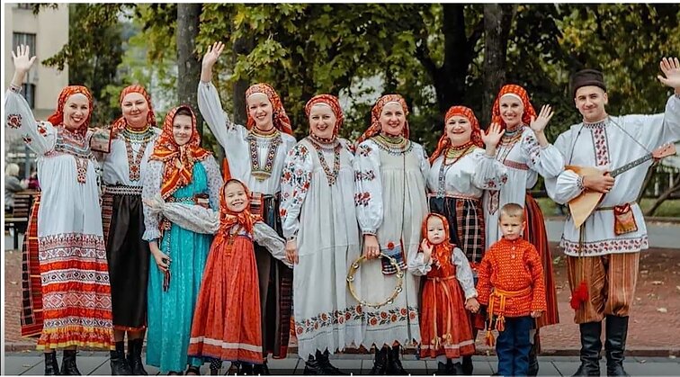 Rusų gatvė. Liaudies meno lobiai: pažintis su folkloro ansambliu „Verėja“ ir dailininke iš Ukmergės