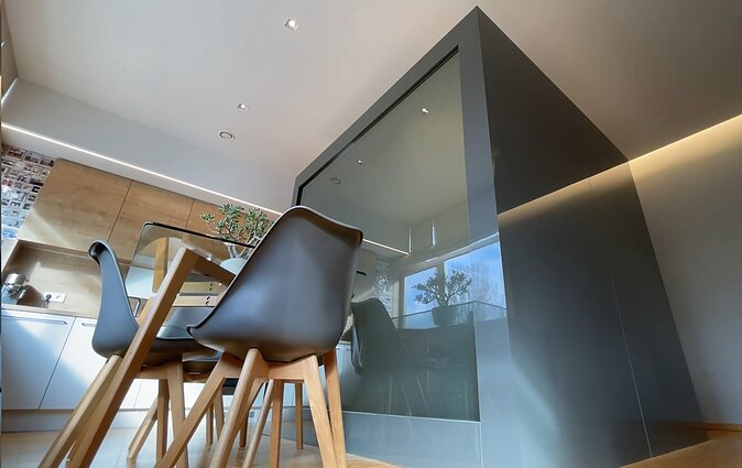 Modernūs būdai užmaskuoti pramoninę erdvės praeitį: stiklinis kubas ir varstomi veidrodžiai