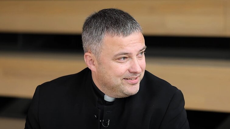 Kunigas Žydrius Kuzinas: kol yra bažnyčios, niekas nenori tuoktis sporto salėse