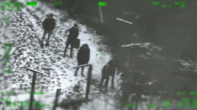 Iš VSAT straigtasparnio nufilmuota 13 migrantų grupė, bandžiusi neteisėtai patekti į Lietuvą iš Baltarusijos