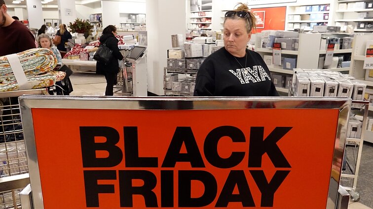 Greitai išblėstanti „juodojo penktadienio“ magija - net 80 proc. pirkinių išmetami po pirmo panaudojimo