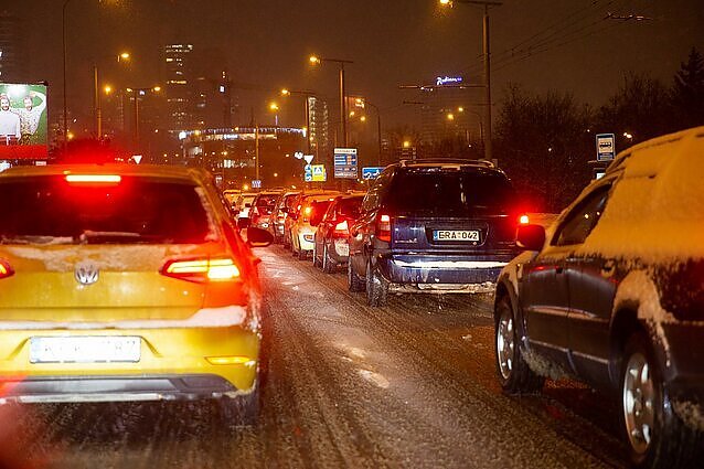 Dėl eismo įvykių kelyje Kaunas-Vilnius nusidriekė didžiulė transporto spūstis