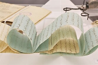 Lankytojai išvys ir dėtą į mirusiojo kapą popieriaus su maldomis ritinį – dalavarą Lankytojai išvys ir dėtą į mirusiojo kapą popieriaus su maldomis ritinį – dalavarą