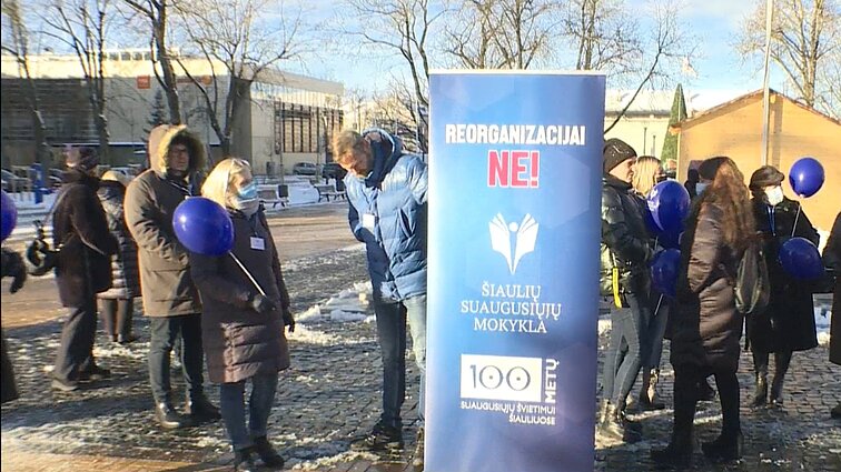 Šiaulių suaugusiųjų mokyklos bendruomenė piktinasi planais jų įstaigą prijungti prie gimnazijos: sako bijantys galimų patyčių