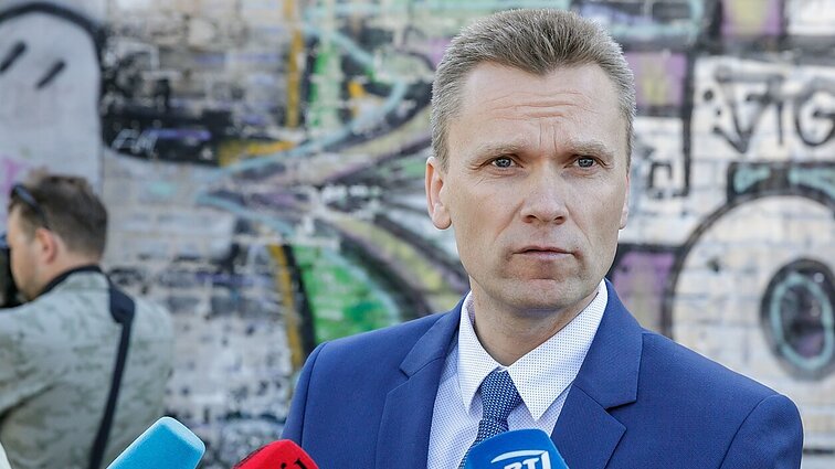 Teisėsauga išaiškino narkotinių medžiagų platintojų tinklą: nuteistieji svaiginosi rūkydami chemine medžiaga apipurkštus dokumentus