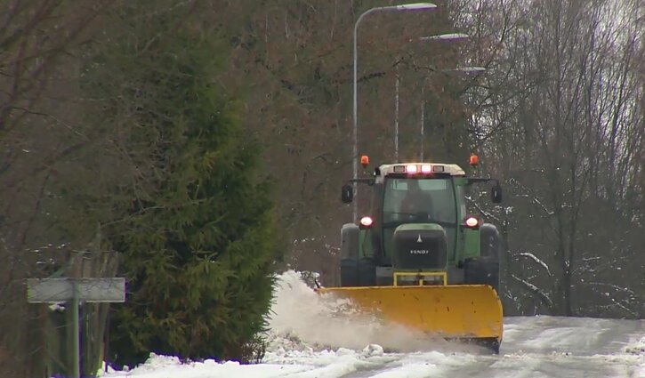 Kauno rajono gyvenvietes nuo sniego vaduoja ūkininkų technika – per dieną traktorius nuvalo ir 100 km kelio
