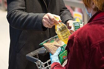 Nepriteklių patiriančių žmonių daugėja, tačiau „Maisto bankas“ sulaukia vis mažiau aukų