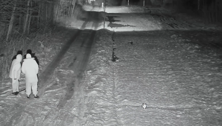 VSAT kameros užfiksavo Baltarusijos pareigūnų prie sienos atvežtus migrantus: inscenizavo, kad reikalinga būtinoji pagalba