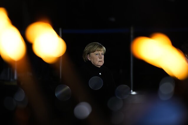 „Pankų krikštamotės“ daina ir eitynės su deglais: Vokietija ceremonijoje atsisveikino su politiką paliekančia Merkel