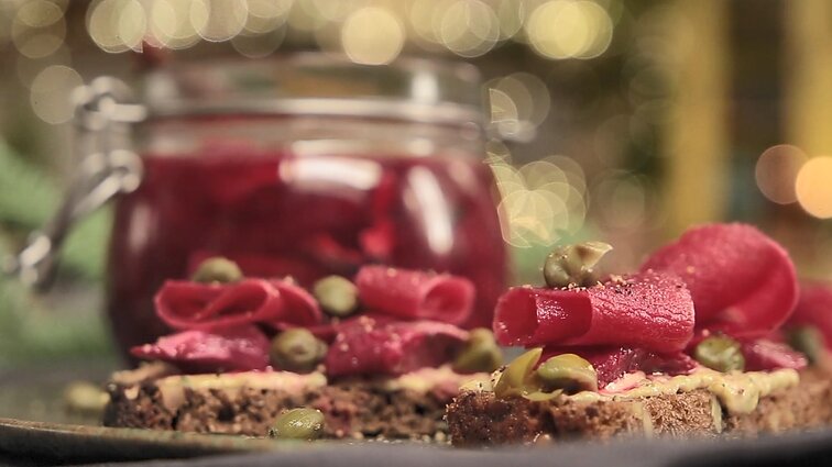 Ne tik Kūčių stalui: išbandykite burokėliuose ir kvapniuose prieskoniuose marinuotą silkę