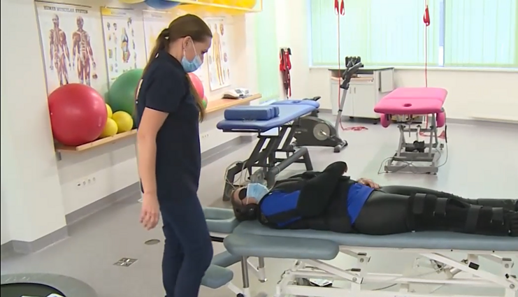 Nežinodamas negalėsi pasirūpinti: specialistai pacientams padėti mokosi su negalią imituojančiais įtaisais