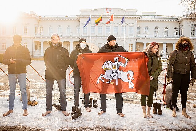 Žinios. Į protestą susirinkę „Basi tėčiai“ prie prezidentūros prašė panaikinti „vaikų segregavimą“