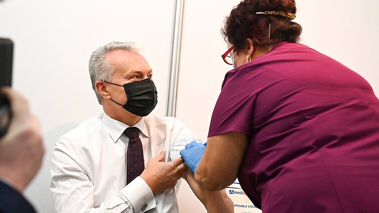 Svarbi valanda. Prezidentas parodė pavyzdį vangiausiai nuo COVID-19 besiskiepijančiam šalies rajonui: Šalčininkuose vakcinavosi stiprinamąja doze