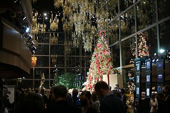 Lietuvos nacionaliniame operos ir baleto teatre (LNOBT) suspindo Kalėdų eglutė Lietuvos nacionaliniame operos ir baleto teatre (LNOBT) suspindo Kalėdų eglutė