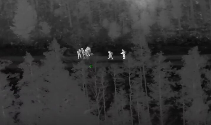 VSAT vaizdo įraše – iš Baltarusijos pusės prie sienos priartėjusi 8 migrantų grupė