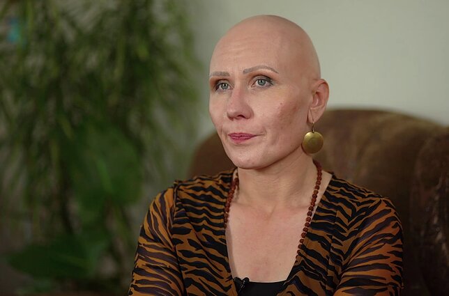 Menininkė Rasa Andrikienė staigiai išslinkusių plaukų nesureikšmina: liga atėmė ne sveikatą, o tik plaukus
