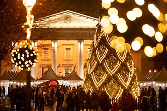 Vilniaus Rotušėje įžiebta kalėdinė eglė
