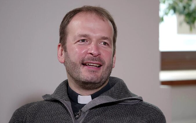 Kunigas Lisovski apie stereotipus, gaubiančius kunigystę: nemažai žmonių informacijos šaltiniu renkasi „Altorių šešėlį“