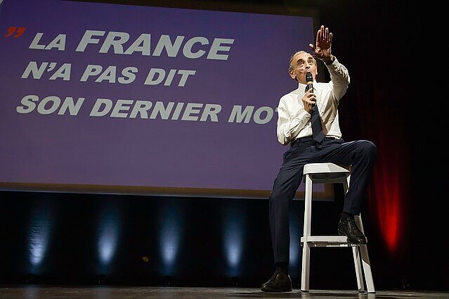 Siekiantis tapti Prancūzijos prezidentu Ericas Zemmouras surengė pirmąjį savo kampanijos mitingą