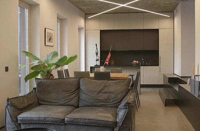 Betoninė istorija interjere: dėmesys natūralumui ir industriniam paveldui