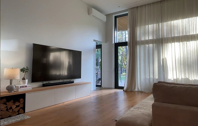 Natūralistinio stiliaus būstas iš arti: tai, kas yra išorėje, atsispindi ir viduje