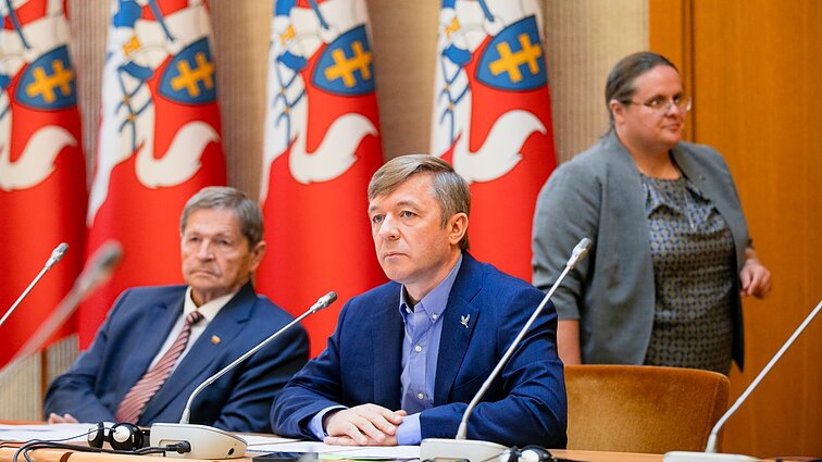 Žinios. Širinskienės sprendimo nustebintas Karbauskis sako, kad tai lėmė įtampos su kitais frakcijos nariais