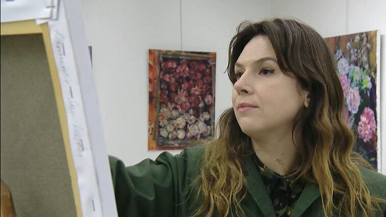 Ramunė Savickaitė kviečia į gėlių tapybos paroda Vilniuje: linki pasisemti spalvų, kuriomis ji pripildo kasdienybę