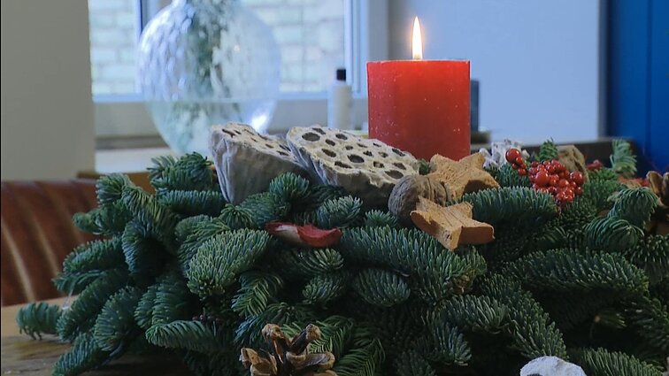 Šventinį stalą dekoruokite pačių pasigamintu Kalėdiniu vainiku, kurį sukurti suėdtinga nebus