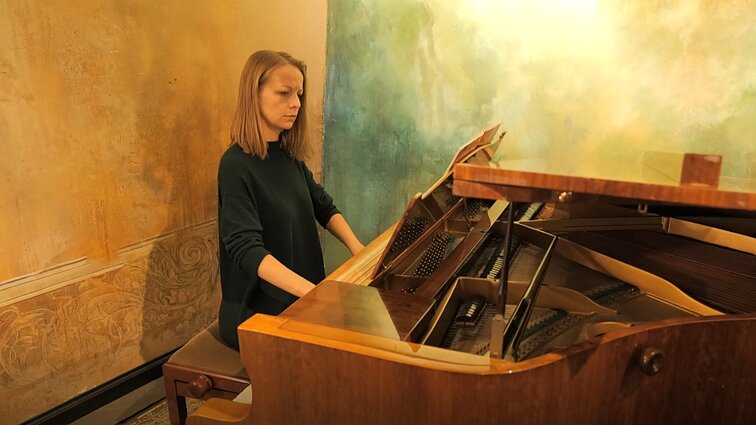 Rubrikoje Sveiki sugrįžę – iš Londono sugrįžusi pianistė Gabija Vilniuje atidarė pirmąjį Lietuvoje muzikos saloną
