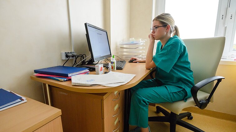 Žinios. Vis daugiau žmonių lankosi privačiose gydymo įstaigose: Ligonių kasos primena – jose už vizitus mokėti reikia ne visada