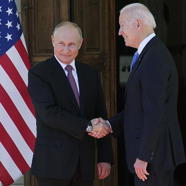 Užsienio naujienų apžvalga. JAV ir Rusijos prezidentai per virtualų susitikimą aptarė tvyrančią įtampą Ukrainoje