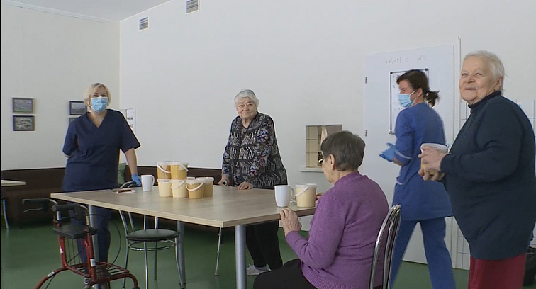 Žinios. Pakruojo krašto bitininkai prieš Kalėdas nepasiturintiems kraštiečiams, socialinėms ir globos įstaigoms dovanoja medaus