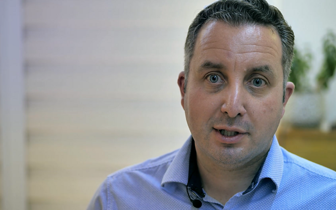 Pusryčiai pas kaimyną. Žydas Simonas Gurevičius: didžiausias gyvenimo ramstis – šeima ir nereikia bijoti būti geriems