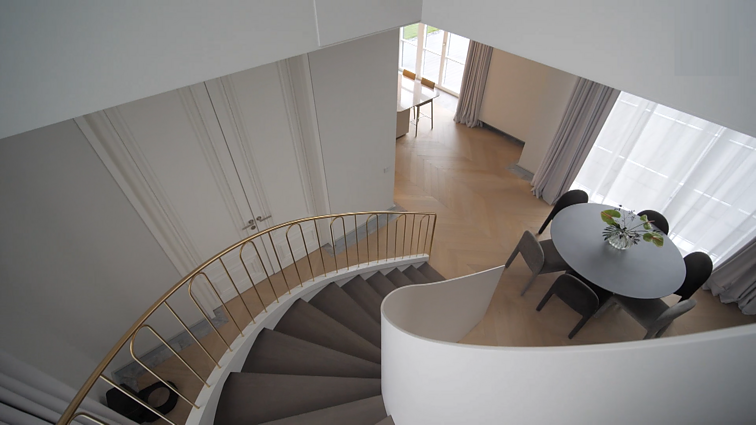 Veranda. Amerikietiškas namas, itin mažas būstas, medžio išskirtinumas ir šiuolaikiškas bendrabutis