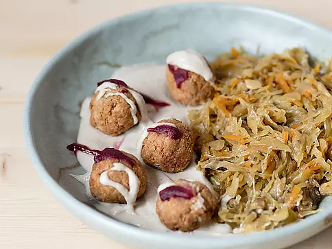 Sotūs tofu kotletukai su grybų padažu ir raugintais kopūstais