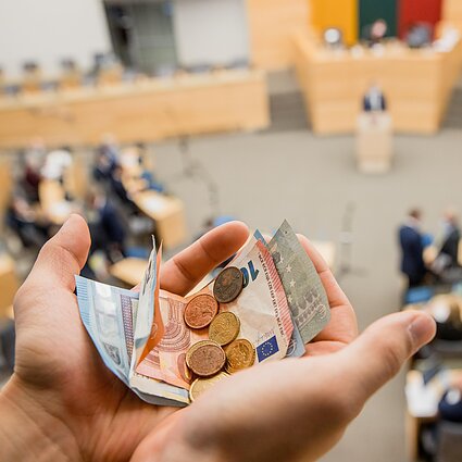 LRT Aktualijų studija. Ar kitų metų biudžetas iš tiesų yra socialiai jautrus? 