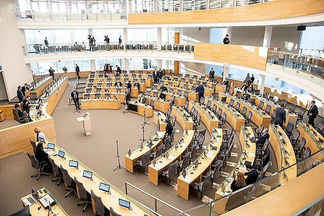 Žinios. Seimas priėmė 2022 m. biudžetą: sparčiau augs viešojo sektoriaus darbuotojų atlyginimai, pensijos