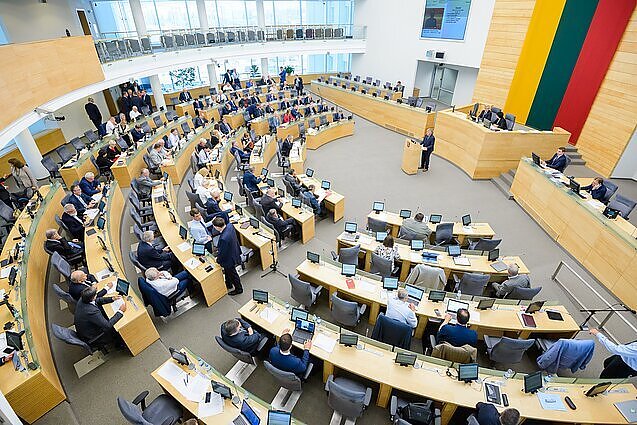 Svarstomas siūlymas dėl patekimo į Seimą tik su galimybių pasu: skeptikai teigia, kad taip būtų pažeidžiama Konstitucija